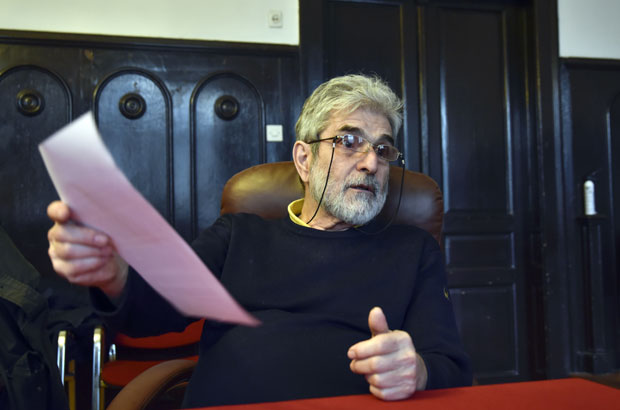 РАТ ОКО ФОТЕЉА И НОВЦА? Репортер Новости са сукобљенима, после туче у Јеврејској општини